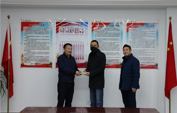 集團公司黨委委員、副總經(jīng)理胡新付到公司走訪慰問